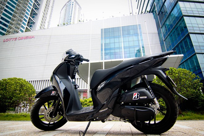 Trang trí xe SH màu đen với một vài món đồ chơi xe SH